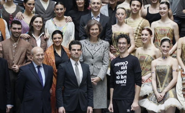 La Reina, con las autoridades y los integrantes de ambas compañías, que posan juntas por primera vez